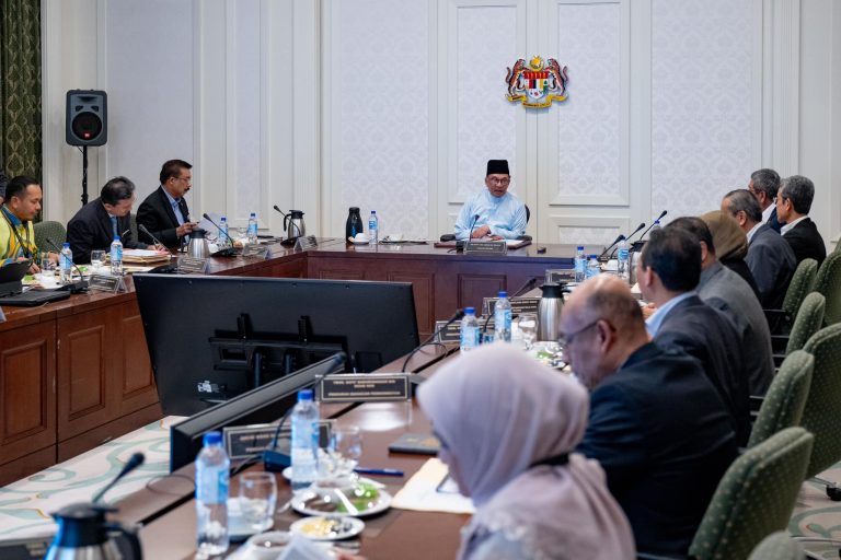 PM umum tambah baik struktur gaji penjawat awam pada Hari Pekerja