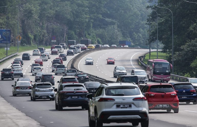 Aliran trafik perlahan di lebuh raya, jalan utama pagi tadi