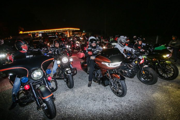 Sebahagian daripada 360 pemilik motosikal berkuasa tinggi bersiap sedia sebelum memulakan Program Kembara Sahur Mega 2024 UtusanTV bersama FunRideRiders di Kawasan Stesen BHP arah timur selepas Plaza Tol Gombak, awal pagi tadi. GAMBAR: Abd Razak Aid