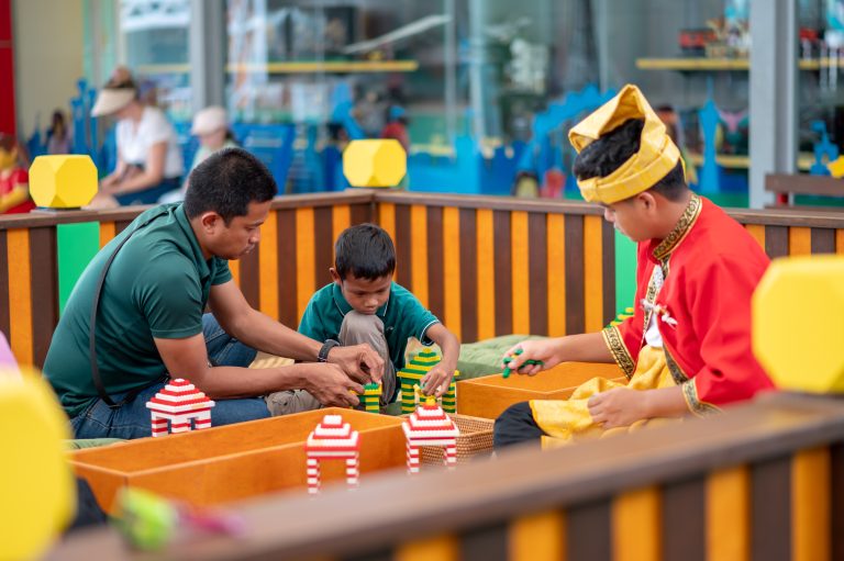 Memang FUN habis ‘Nostalgia Raya’ di Legoland, siap boleh tonton LEGO® Friends 4D “Alien Invasion” yang pertama di dunia