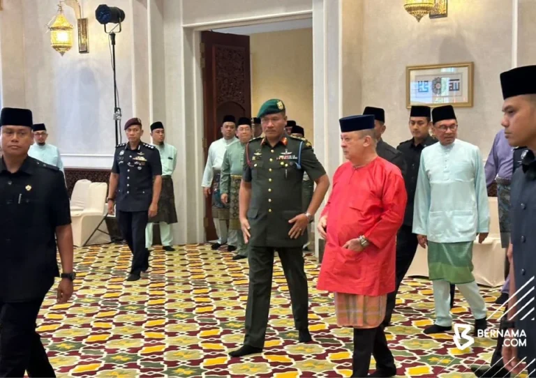 Agong, Raja Permaisuri berkenan tunai solat Aidilfitri di surau utama Istana Negara