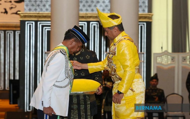Sultan Terengganu kurnia darjah kebesaran kepada 104 individu