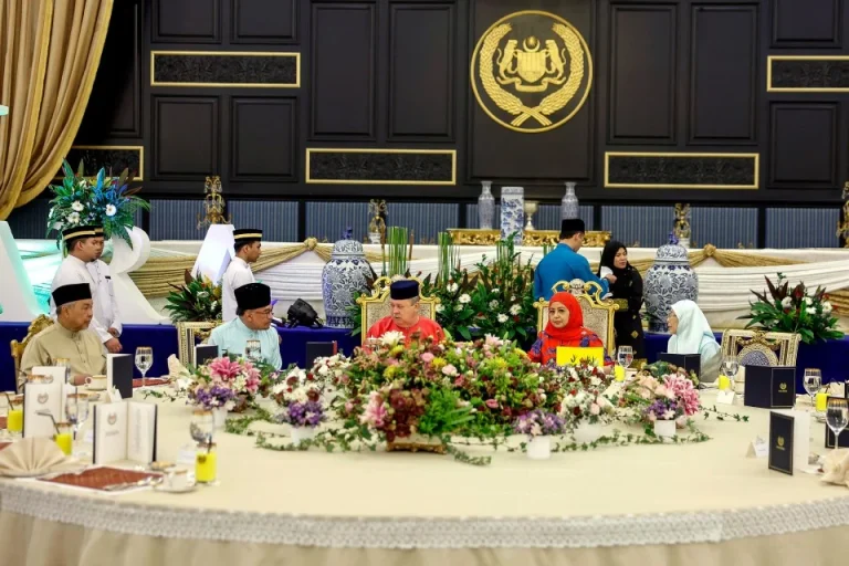Agong, Raja Permaisuri berangkat ke Majlis Ramah Mesra Aidilfitri