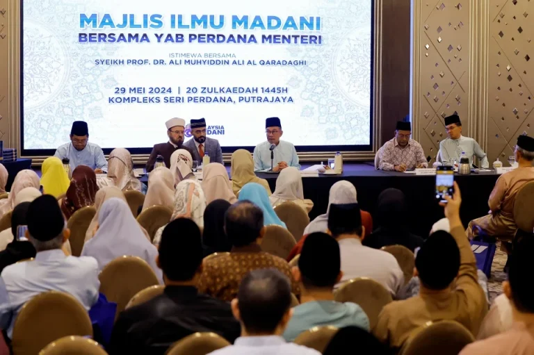 PM lancar kitab Fiqh terjemahan bahasa Melayu