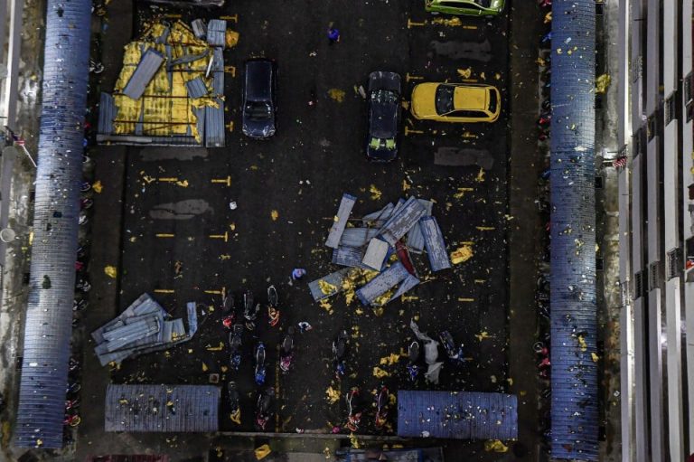 ‘Saya nampak bumbung jatuh timpa kereta’ – Penduduk Apartmen Putra Ria