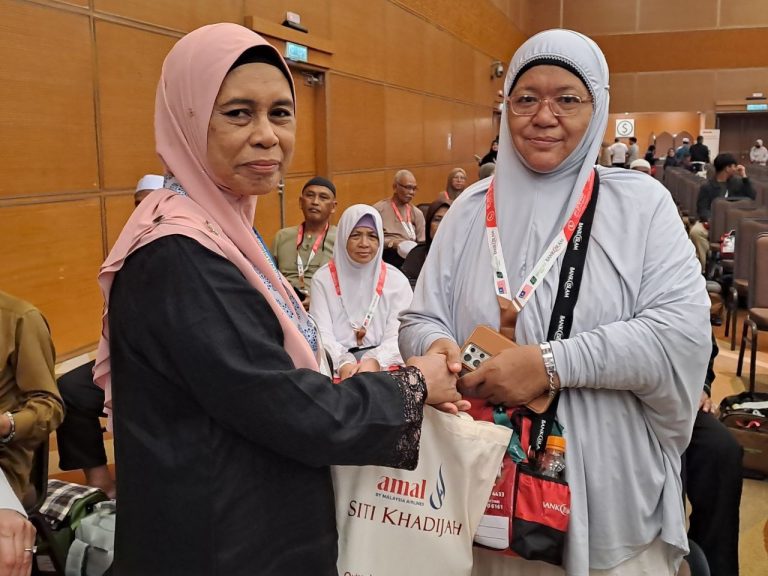 AMAL dan Siti Khadijah rai 284 jemaah Haji KT5, sumbang kit berupa telekung dan kain pelekat