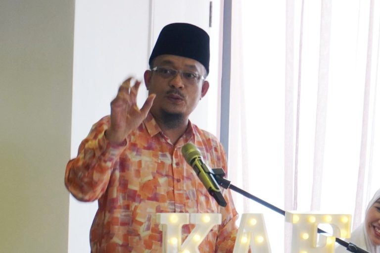 Ustaz Kazim sangkal dakwaan tolak rawatan moden, dedah berhabis ratusan ribu ikthiar ubati sakit misteri – “Saya sehingga terpaksa tidur asing dengan isteri”