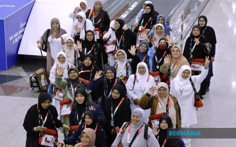Kumpulan pertama 282 jemaah haji berlepas ke Tanah Suci tengah malam tadi