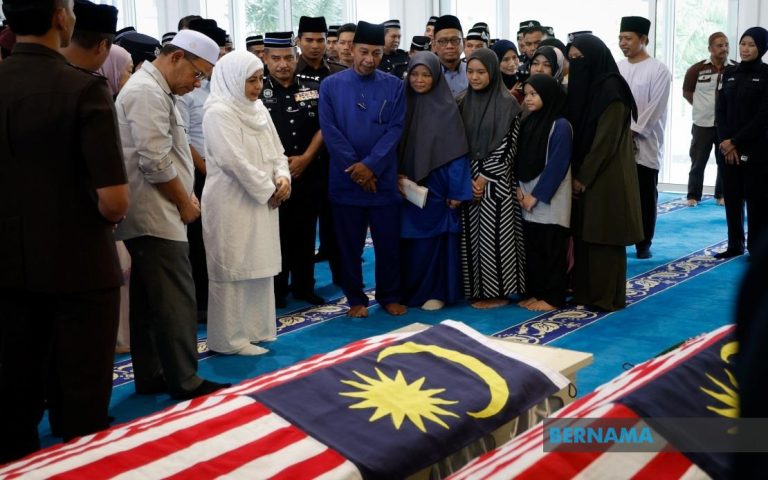 Raja Permaisuri ziarah jenazah dua anggota polis di IPK Johor