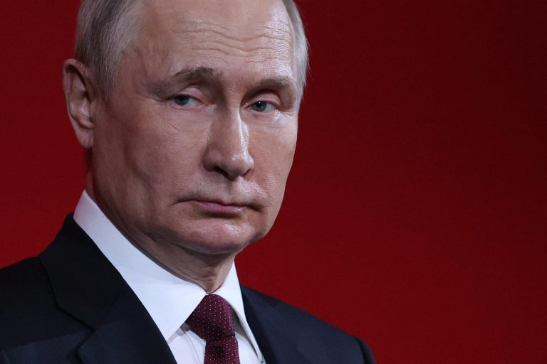 Senyum tanpa alasan dianggap bodoh, ini sebab mengapa orang Rusia sukar tersenyum