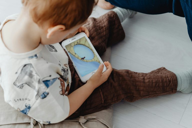 Kesesuaian GAJET untuk si kecil. Tetapkan had untuk screen time mereka