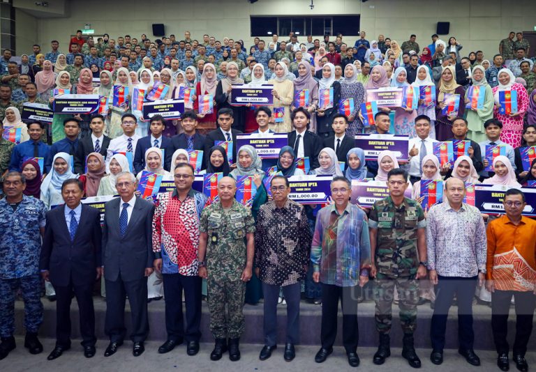 Menteri Pertahanan sampai bantuan kepada 94 anak warga ATM lanjut pelajaran ke universiti