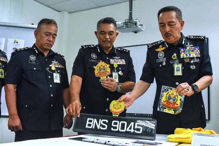 4 wanita ditahan disyaki jual lencana kereta guna nama kerabat Kelantan