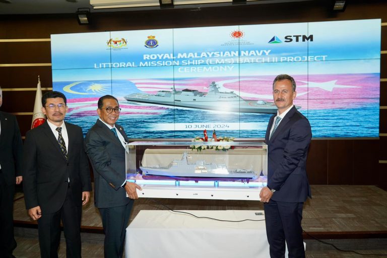 MINDEF serah surat setuju terima pembelian tiga LMS batch kedua