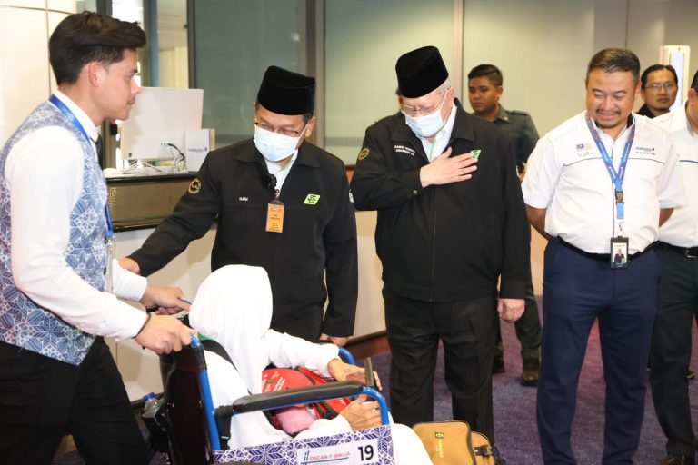 Kumpulan pertama jemaah haji tiba di tanah air