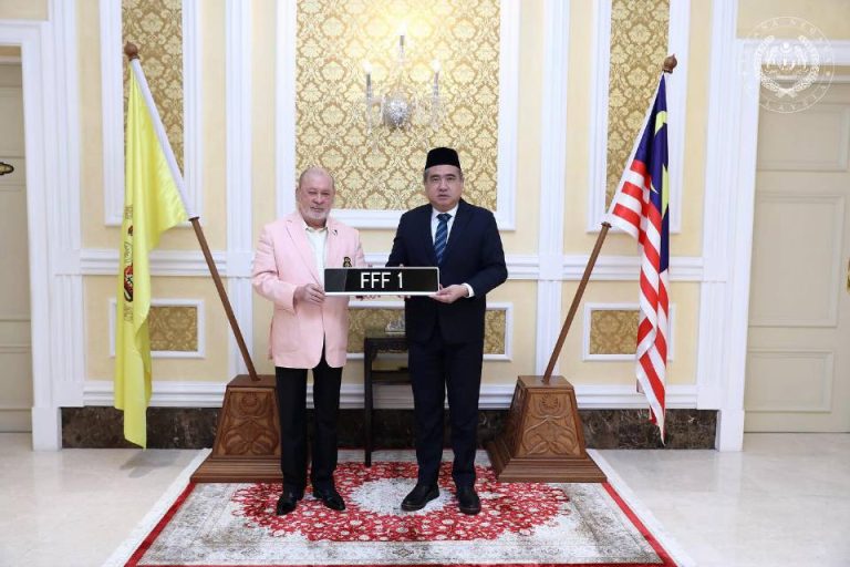 Agong salur nilai bidaan plat FFF 1 kepada Kerajaan Persekutuan