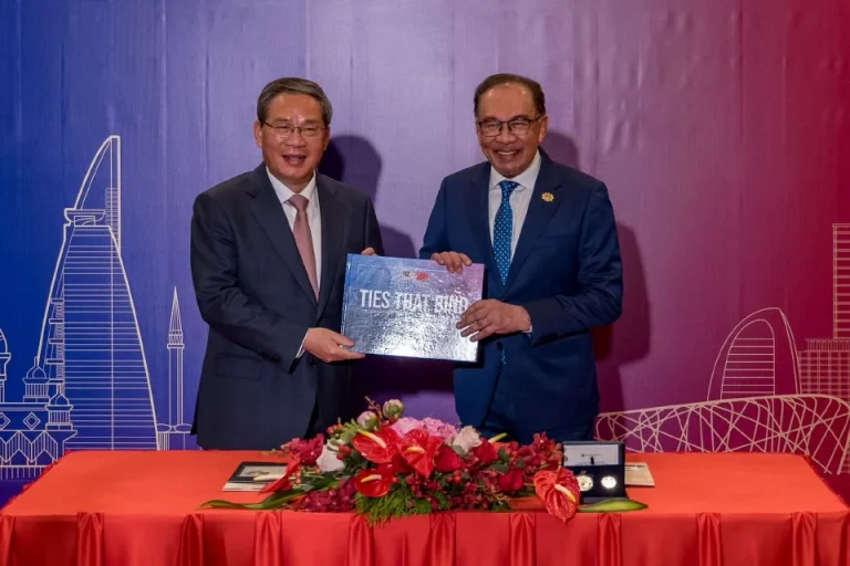 Anwar, Li Qiang bertukar-tukar buku mewah bagi memperingati hubungan Malaysia – China