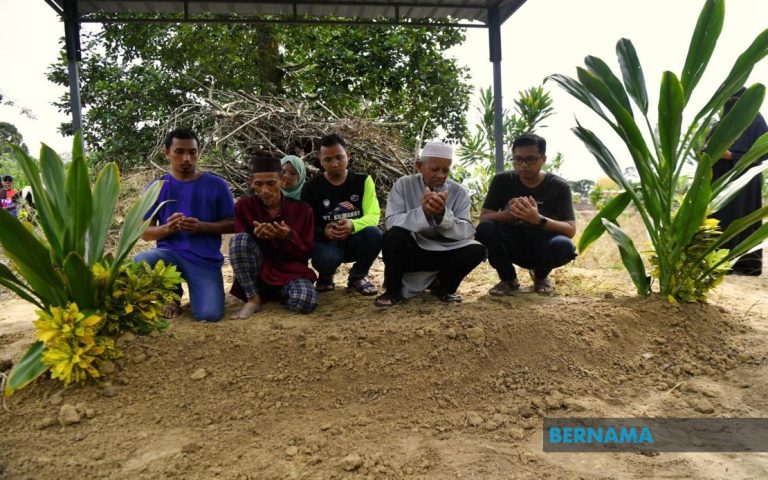 Jenazah pendaki Malaysia selamat dikebumikan