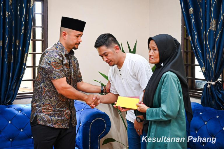 Sultan Pahang kurnia sumbangan kepada keluarga Nur Farah Kartini