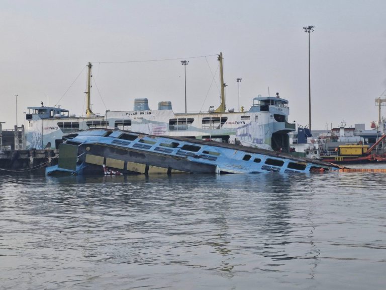 Feri Pulau Kapas dilaporkan karam di PSAH