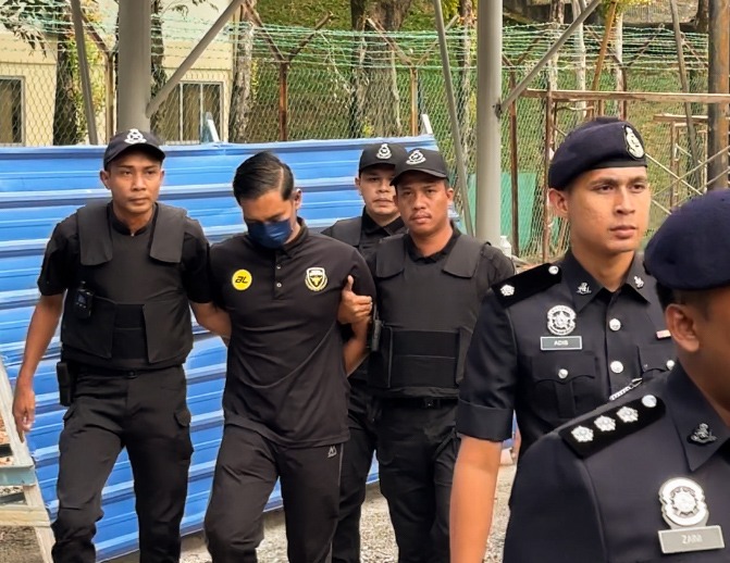 Pembunuhan Farah Kartini: Suspek tiba di Mahkamah KKB