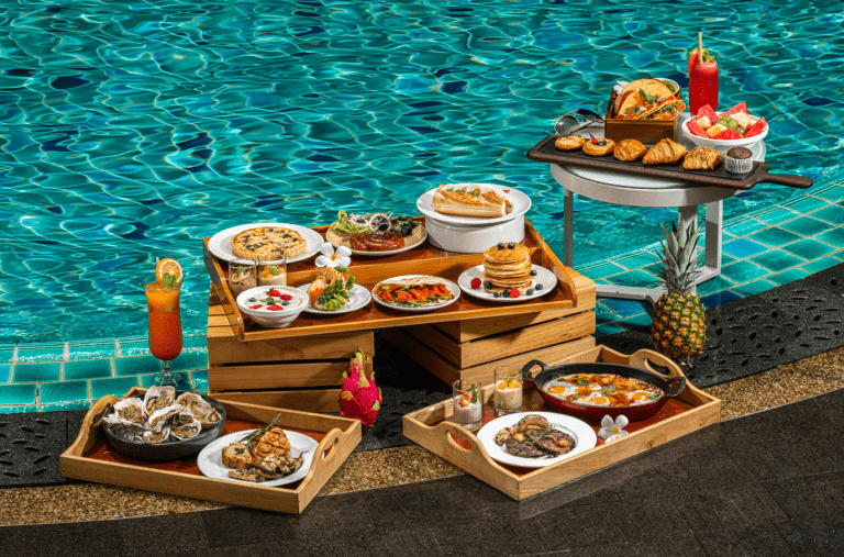 Relaks dengan family di Splash and Brunch, makan sambil santai di tepi kolam renang. Healing habis!
