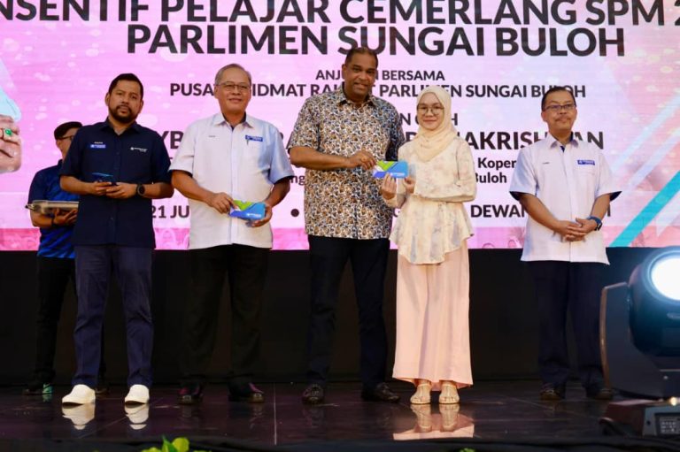 Ramanan, YBR raikan pelajar cemerlang SPM di Sungai Buloh