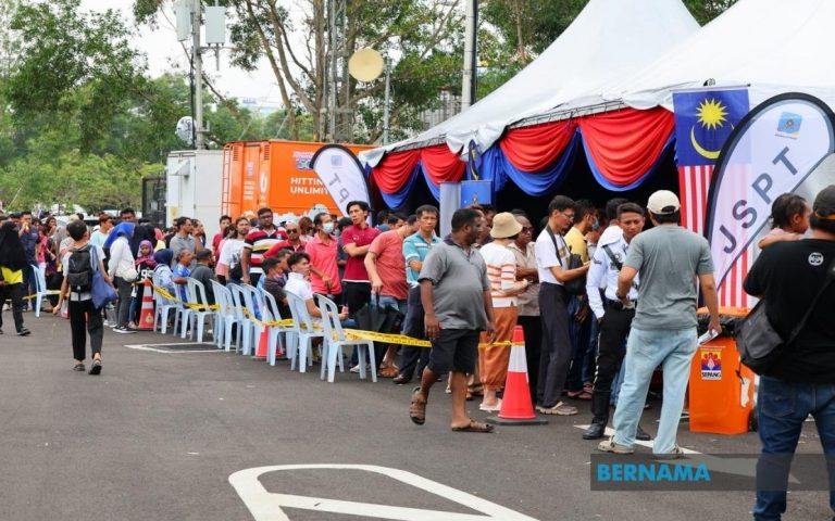 Kaunter bayaran saman trafik antara tumpuan ramai di Majlis Pelancaran Bulan Kebangsaan