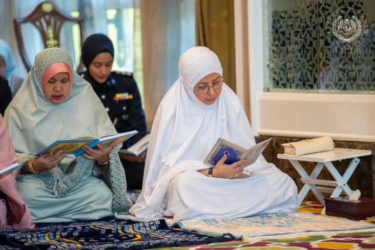 Raja Permaisuri Agong berangkat ke majlis bacaan Yasin, Tahlil Almarhum Tunku Abdul Jalil