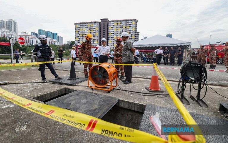Fahmi tinjau operasi cari mangsa kejadian tanah jerlus di kawasan kemudahan IWK