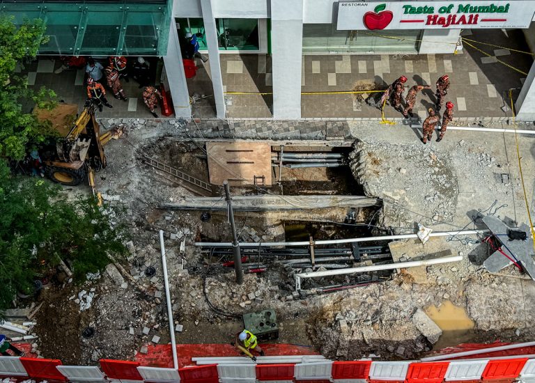 Kerja baik pulih lurang kumbahan Jalan Masjid India giat dilaksanakan