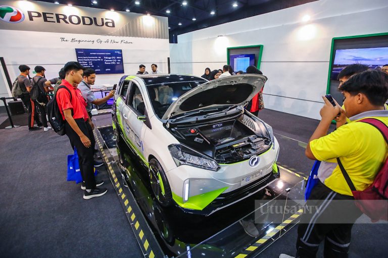 Para pelajar melawat ruang pameran kenderaan elektrik (EV) buatan Perodua pada karnival Minggu Saham Amanah Malaysia (MSAM) 2024 yang berlangsung dari 22-25 ogos ini di Pusat Konvensyen Setia City Shah Alam. GAMBAR: Abd Razak Aid
