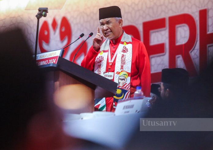 Presiden UMNO, Datuk Seri Dr Ahmad Zahid Hamidi menyampaikan ucapan pada Perhimpunan Agung UMNO 2024 di Pusat Dagangan Dunia Kuala Lumpur, hari ini. GAMBAR: Abd Razak Aid