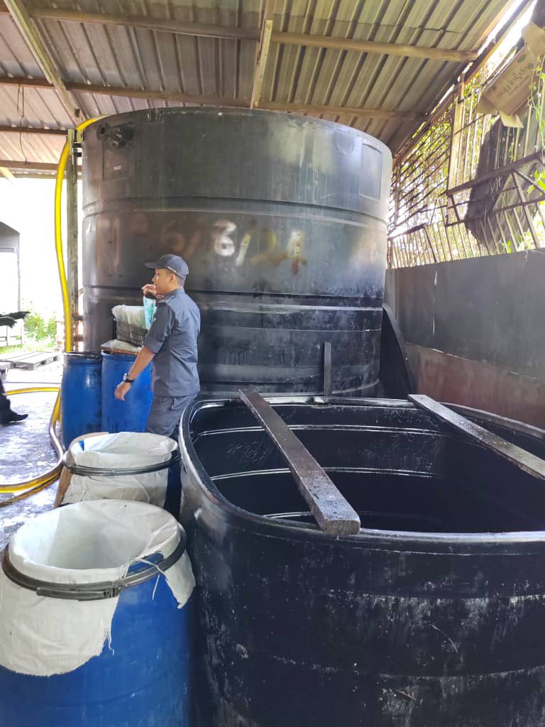 KPDN rampas lebih 10,000 kg minyak paket dibotol semula 