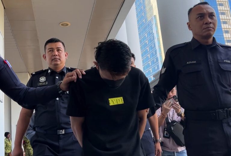 Tular bawa kerambit atas padang, pemain bola sepak dijel 14 hari