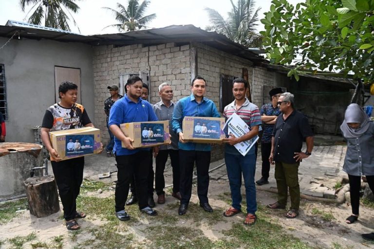 Anwar salur bantuan awal untuk rumah daif di Kampung Chendor