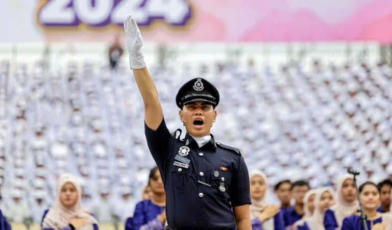 Wira insiden tembakan Balai Polis Ulu Tiram pimpin ikrar Rukun Negara, laungan merdeka