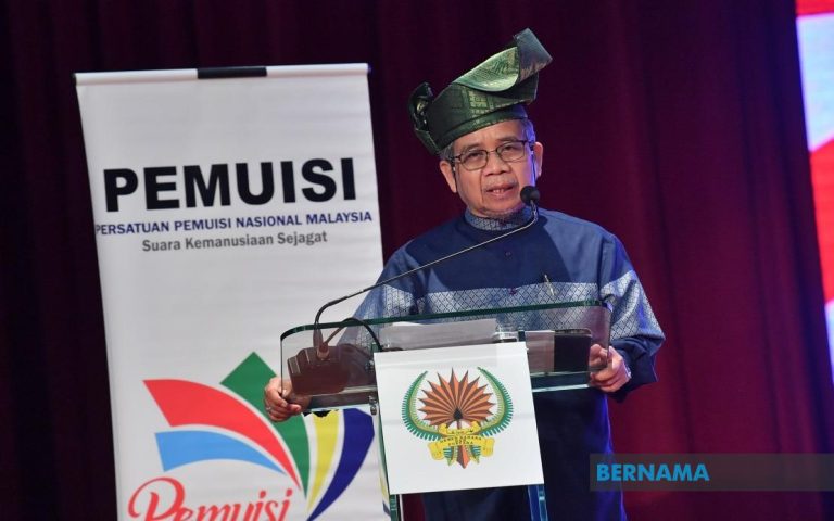 Awang Sariyan terima anugerah persahabatan Kerajaan China