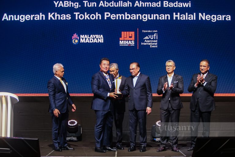 MIHAS 2024: Tun Abdullah terima Anugerah Khas Tokoh Pembangunan Halal Negara