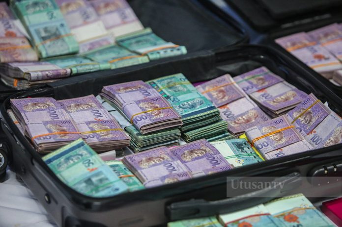 Sebahagian daripada wang tunai bernilai hampir RM800,000 yang berjaya dirampas ketika Ketua Pesuruhjaya SPRM, Tan Sri Azam Baki mengadakan sidang media di Ibu Pejabat SPRM Putrajaya, hari ini. - GAMBAR: Abd Razak Aid