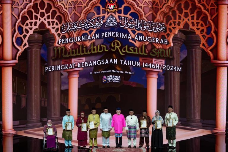 Agong, Raja Permaisuri berangkat ke Majlis Sambutan Maulidur Rasul