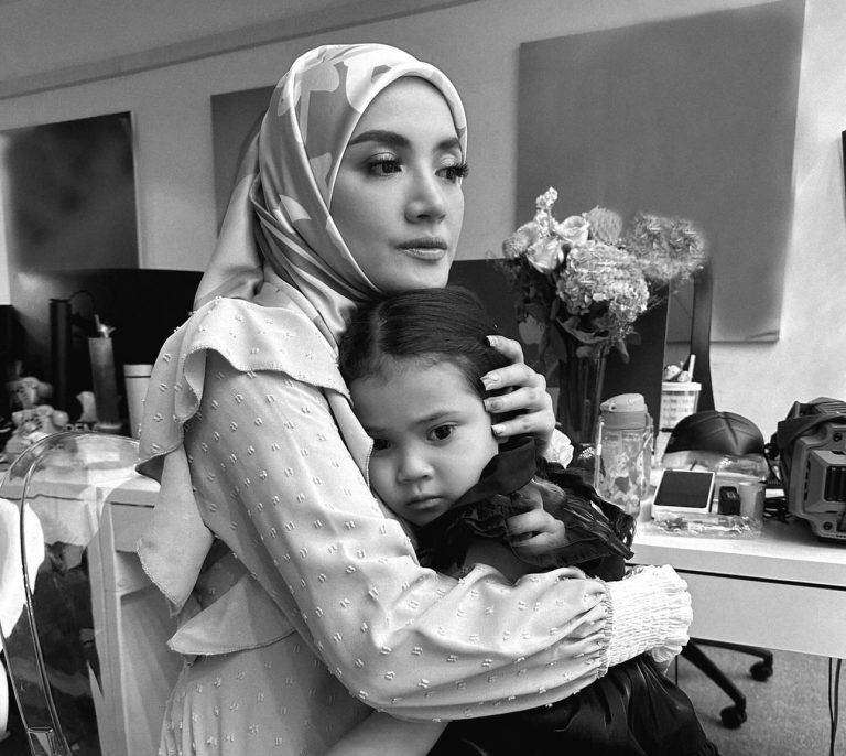Muat naik foto peluk anak, Fazura titip pesan agar Fatima kuat & tabah