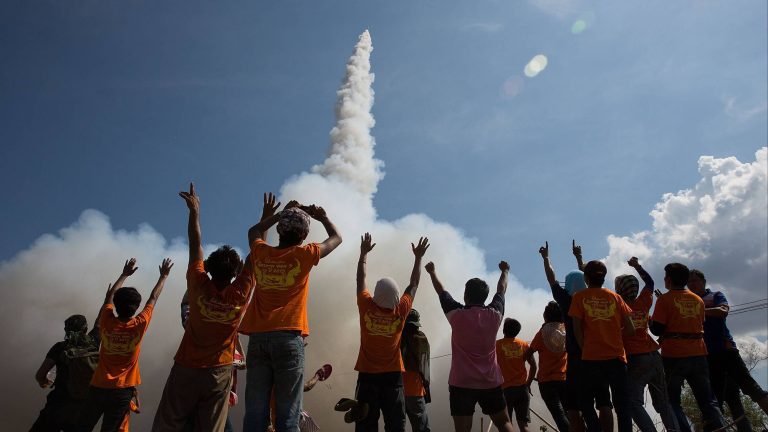 Festival tembak roket ke langit, simbolik mengejutkan dewa agar menurunkan hujan