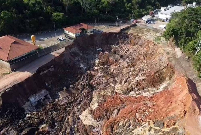 200 dikhuatiri tertimbus dalam kejadian tanah runtuh di Brazil