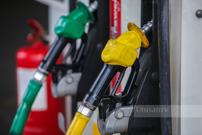 GAMBAR HIASAN: Minyak Petrol