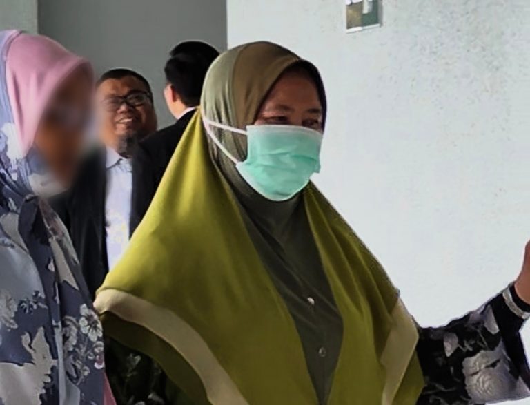 Miliki 38 buku berkait Al-Arqam, suri rumah mengaku tak bersalah