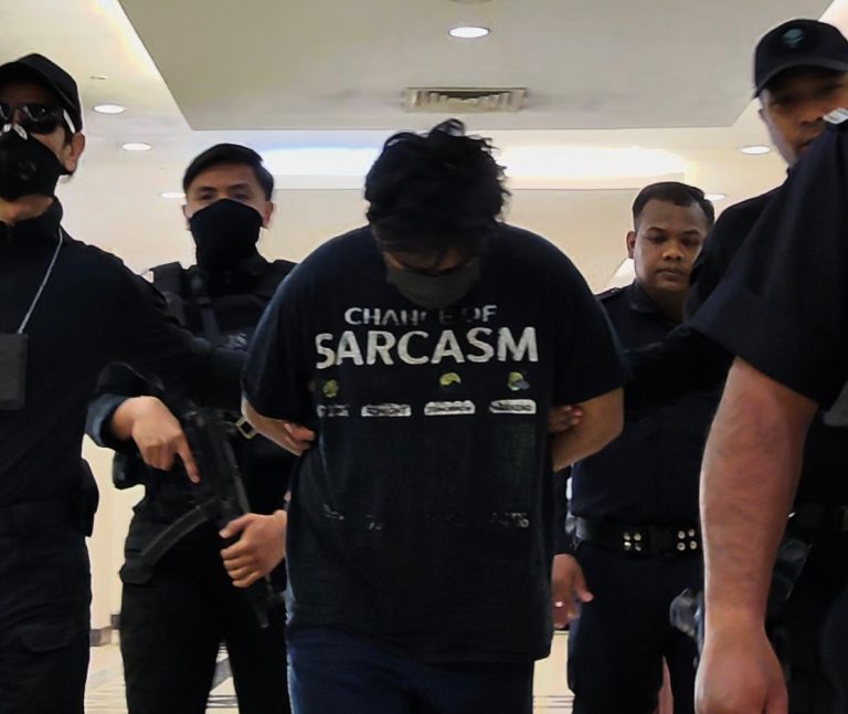 Berduaan dalam Vellfire: Penghantar makanan mengaku tak bersalah rempuh motosikal polis