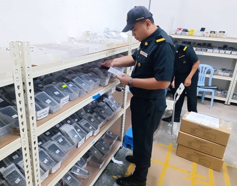 KPDN tumpaskan 14 rangkaian pengedar aksesori telefon tiruan