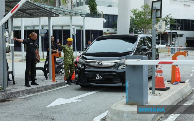 Proses rakam keterangan pasangan pengasas FashionValet hampir lima jam