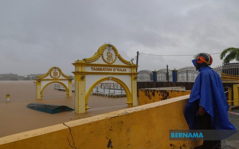 Penduduk Kota Bharu bersengkang mata pantau paras Sungai Kelantan